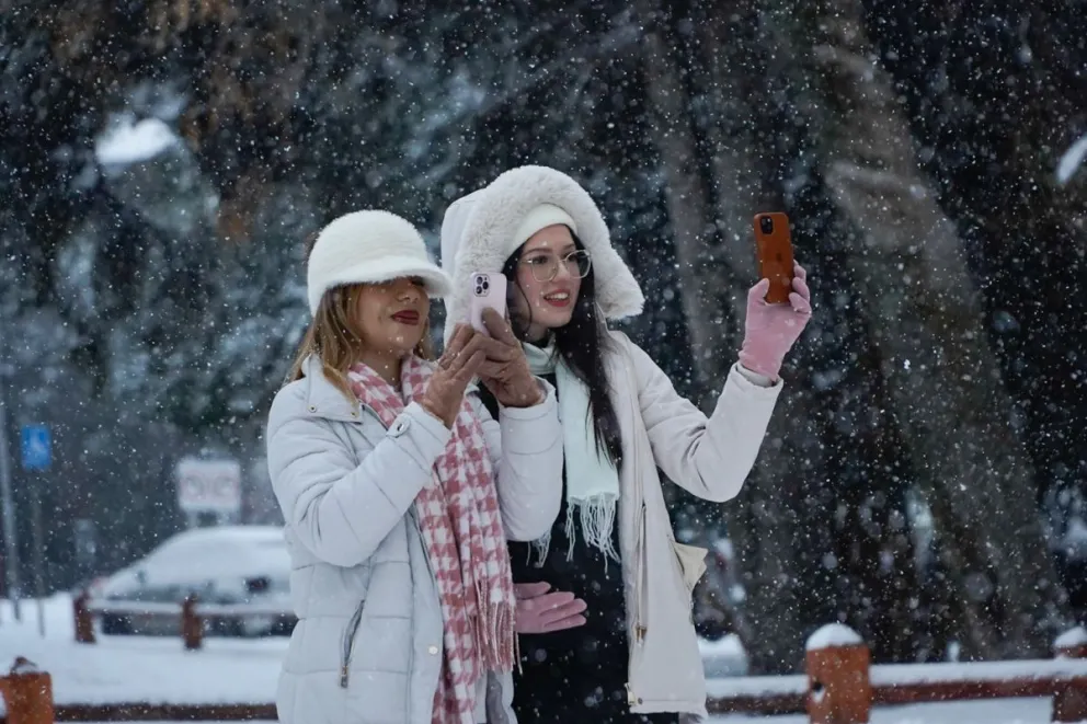 Disfrutando de la nevada en la ciudad. Fotos y video de Facundo Pardo.
