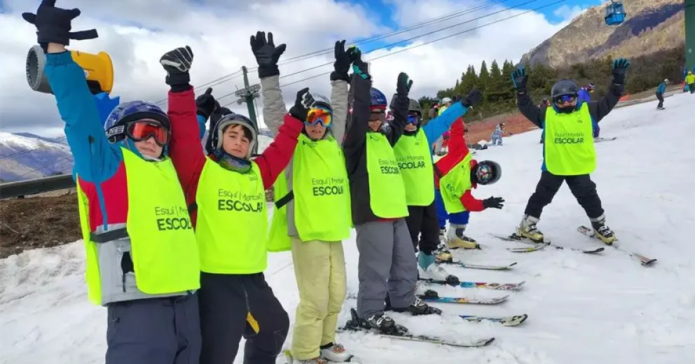 Con una gran alegría, estudiantes de la Zona Andina disfrutan de las actividades en la montaña.  