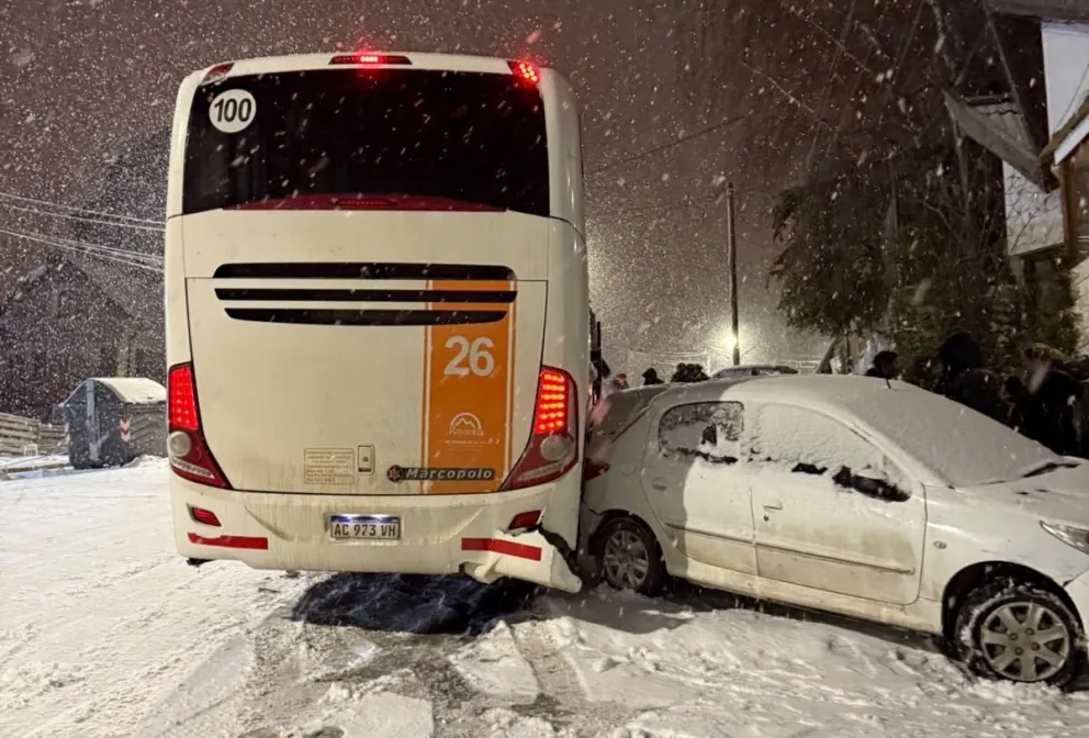 El siniestro ocurrido en plena nevada dejó un detenido y siete autos con daños materiales. 