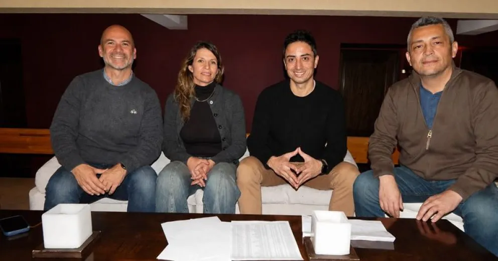 Formalizaron una alianza para competir en las elecciones de convencionales.
