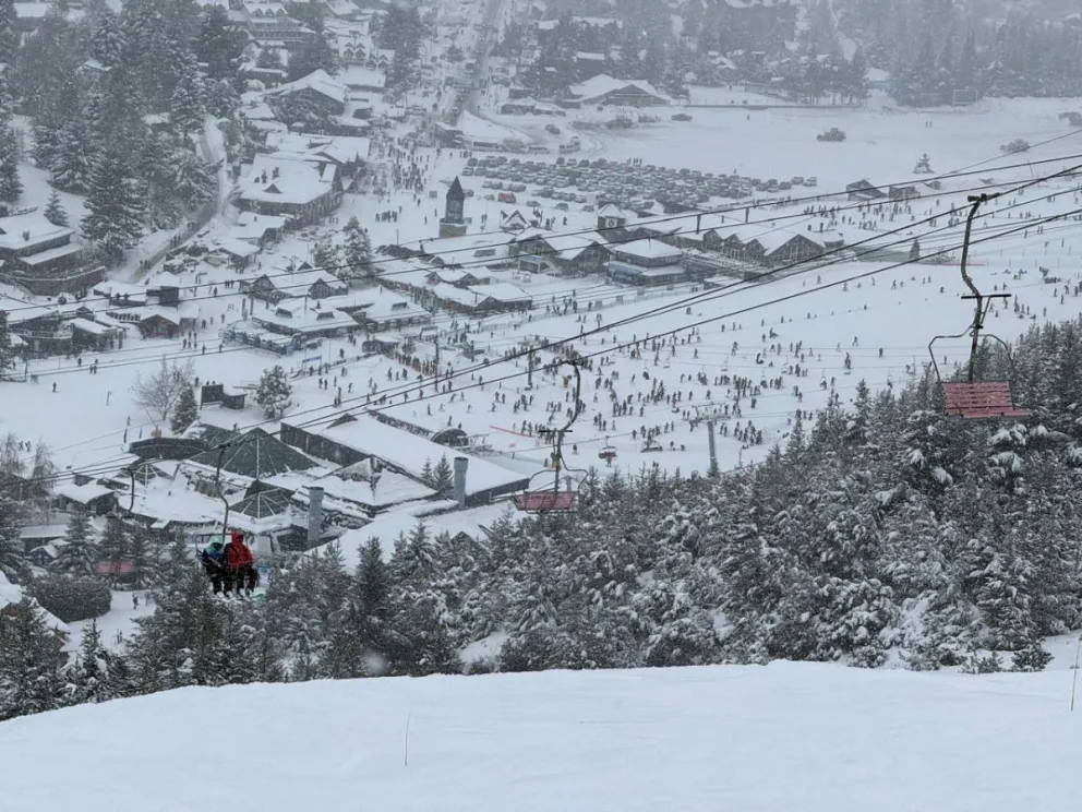 El centro de esquí recibe a turistas y residentes con una nieve ideal para el esquí.