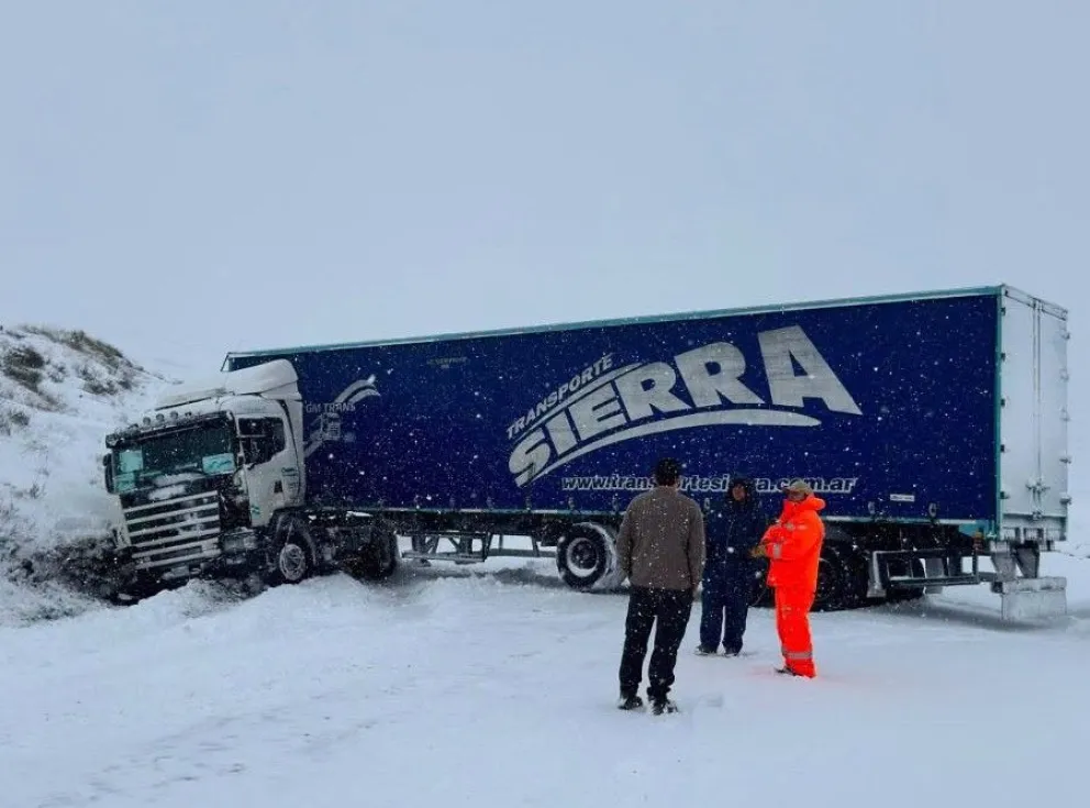 Camión de carga obstaculizó la circulación en Ruta 23.