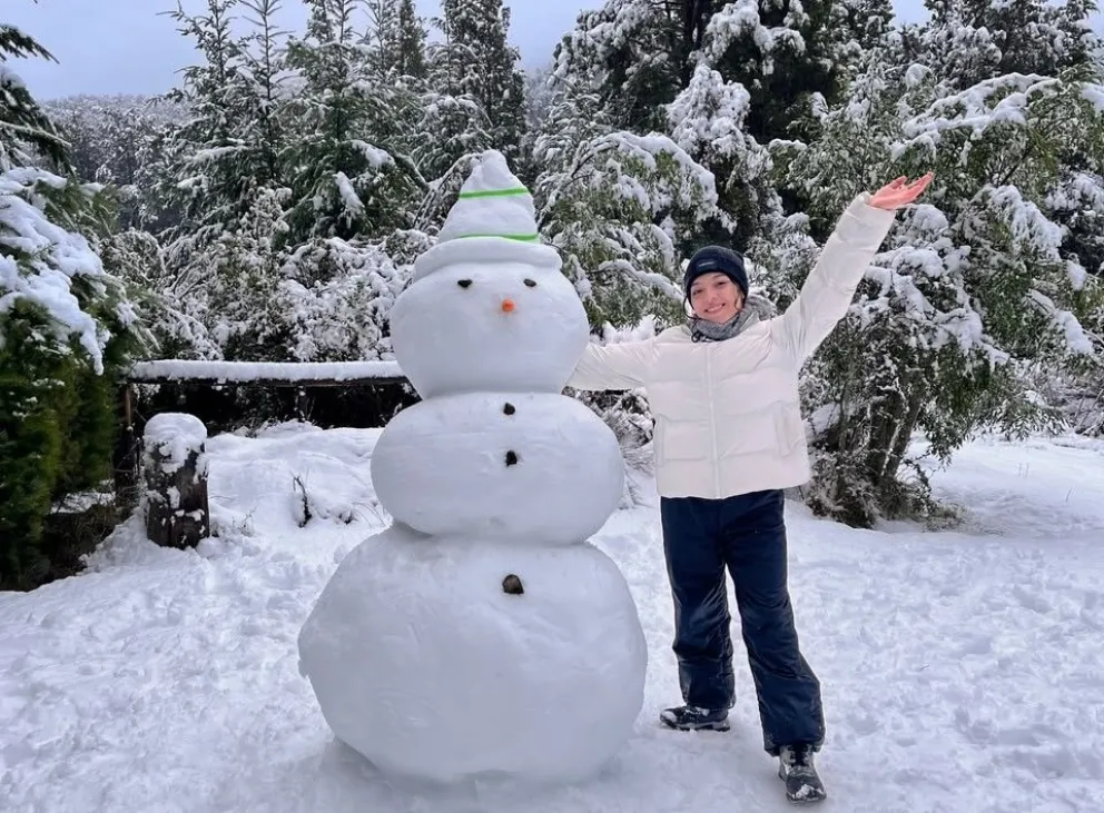 Haciendo un muñeco de nieve, una costumbre familiar. Imágenes gentileza.