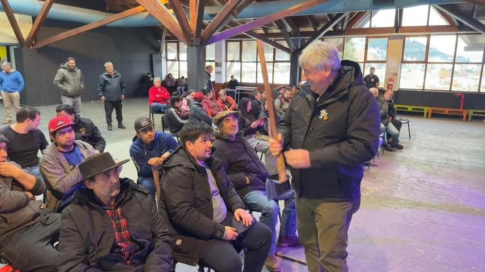 Walter Cortés estuvo presente en el sorteo para definir el orden de participación en el concurso de Hacheros. 