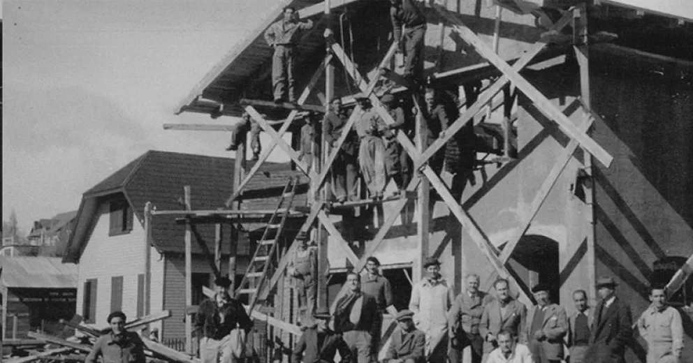 La imagen muestra el momento de la construcción de la sede del CAB en calle 20 de Febrero 30. 