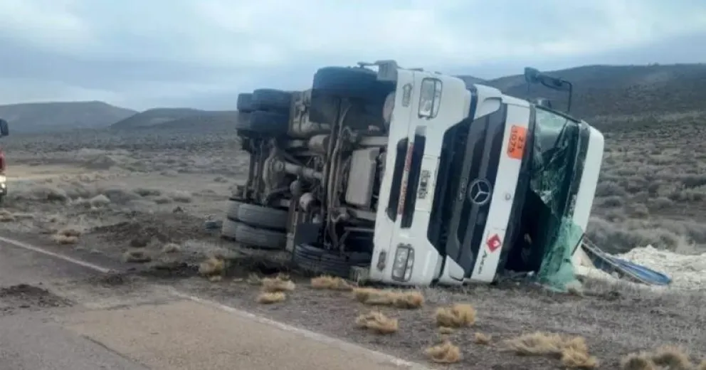 El camión quedó fuera de la cinta asfáltica luego del vuelco. Foto: Noticias Región Sur.