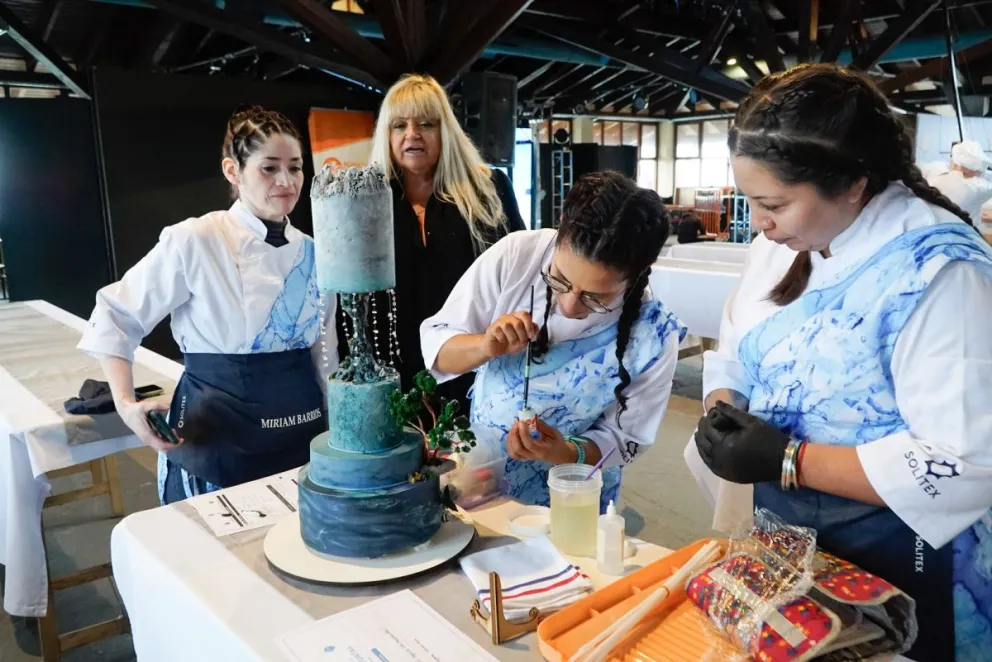 Un refugio, una cascada, la nieve, un arrayán y un río que llega al mar, todo esto en una de las tortas del concurso en el Puerto. Fotos: Facundo Pardo. 
