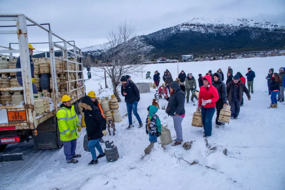La entrega días atrás en un barrio de Bariloche. 