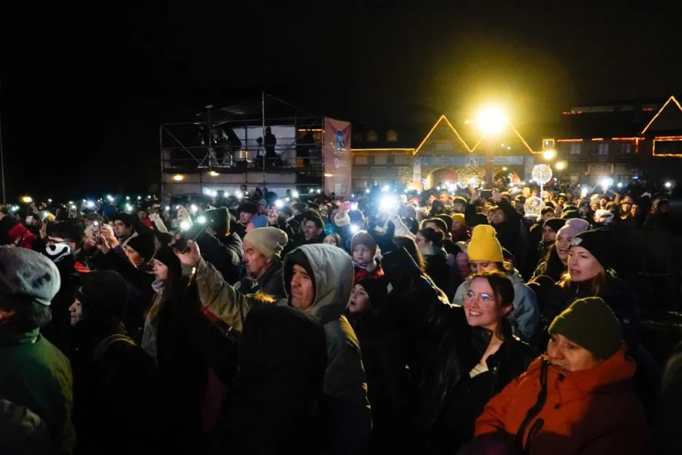 Tortas, cerro Catedral a pleno y un show histórico de Sele Vera y los Pampas para cerrar el jueves en la Fiesta de la Nieve 2026. Fotos: Euge Neme y Facundo Pardo