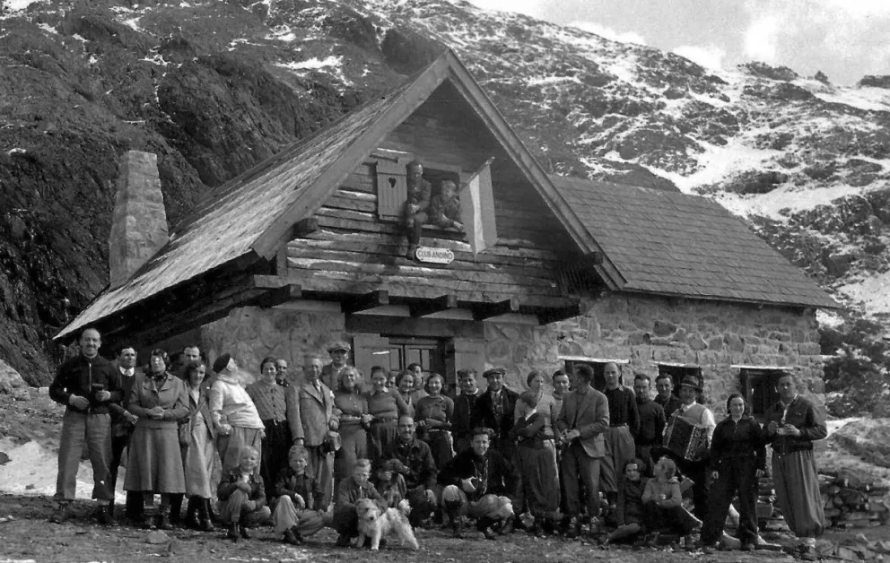 Cónclave para inaugurar la ampliación del refugio en cerro López. Uno de los que asoma por la ventana es Otto Meiling. Foto: gentileza Toncek Arko.