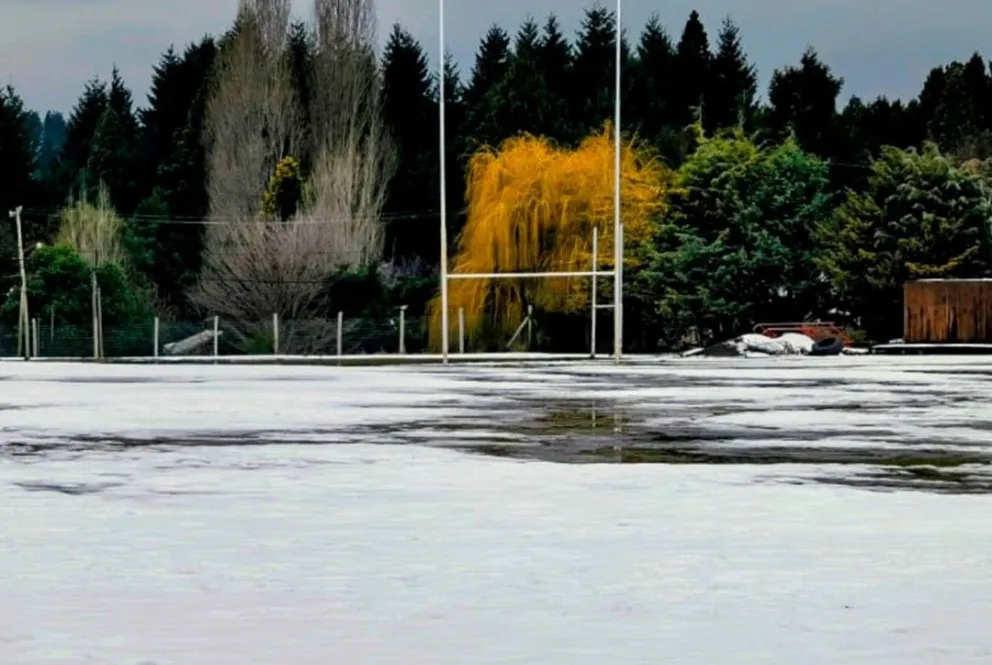 La nieve también llegó a las canchas de rugby. Foto Scrum ESPN