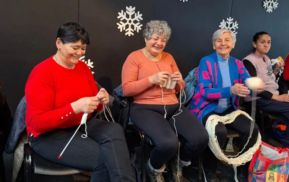 Jornada solidaria en el Puerto San Carlos con las tejedoras de Bariloche.
