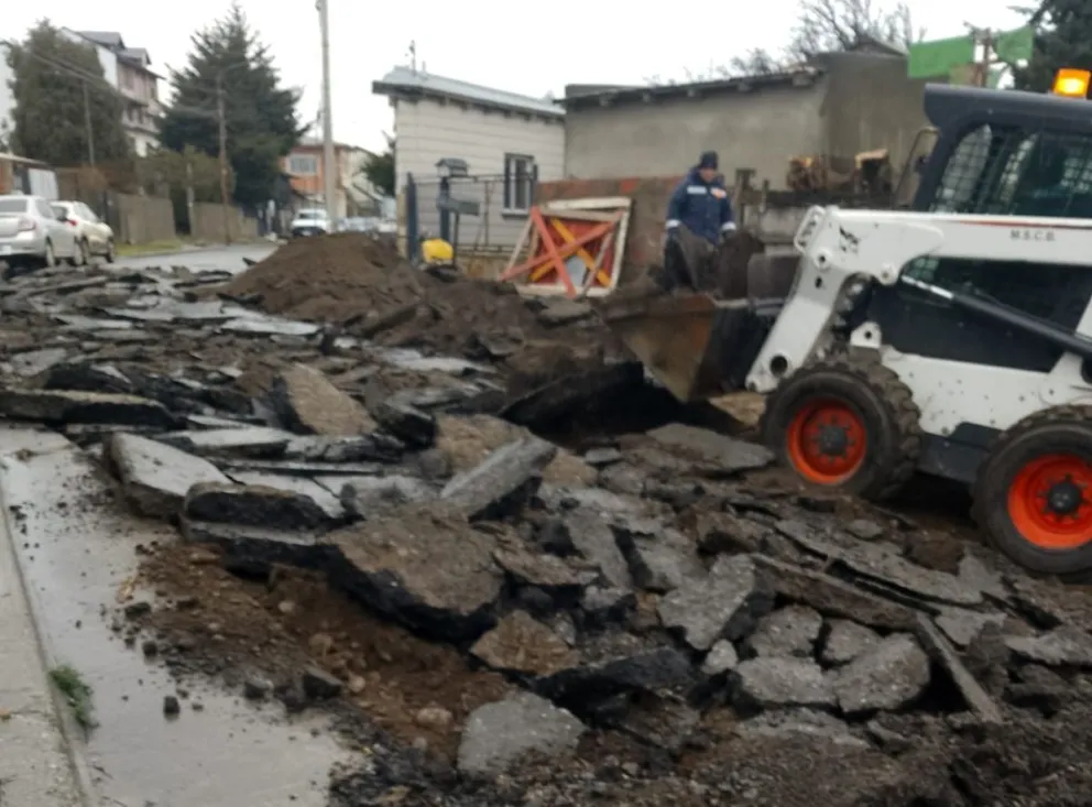 Operativo de bacheo en un histórico barrio de Bariloche. 