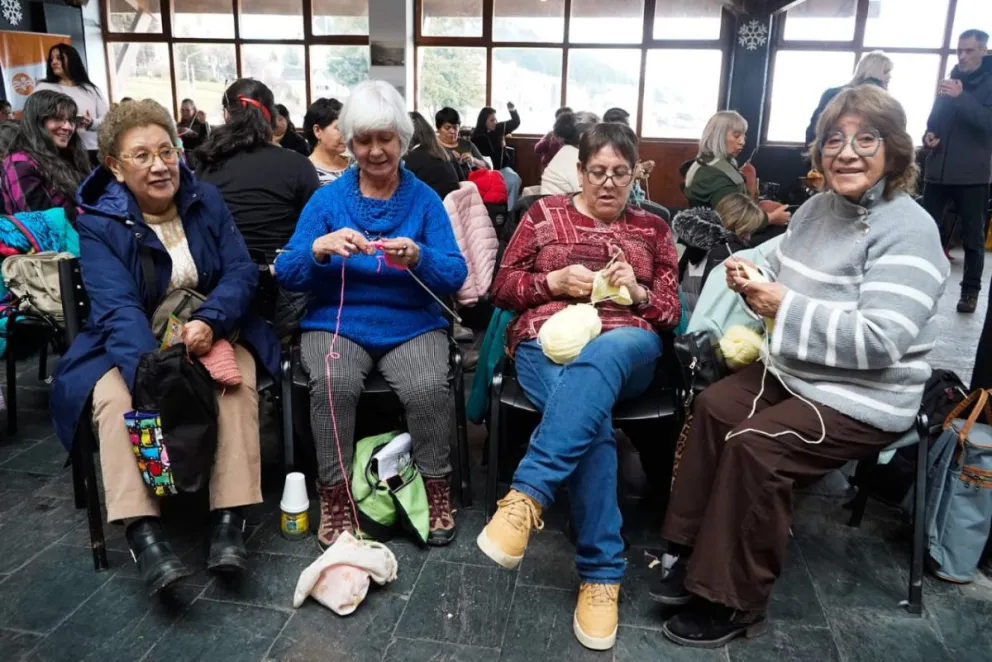 Jornada solidaria en el Puerto San Carlos con las tejedoras de Bariloche. Fotos: Facundo Pardo