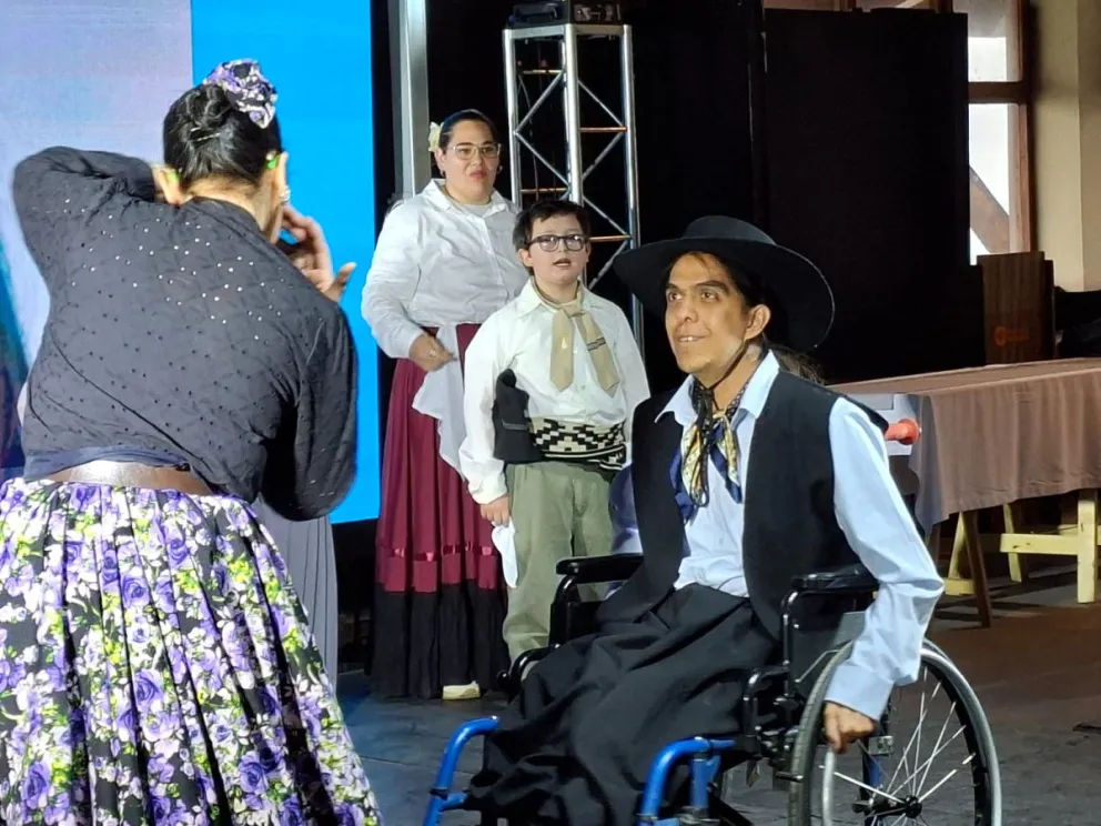 El joven y su madre durante la presentación de este sábado. 