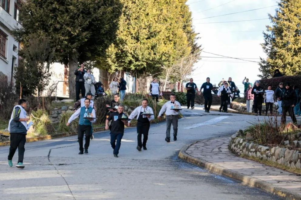 El momento en el que los mozos pasaban por la calle Rolando. Fotos Euge Neme 