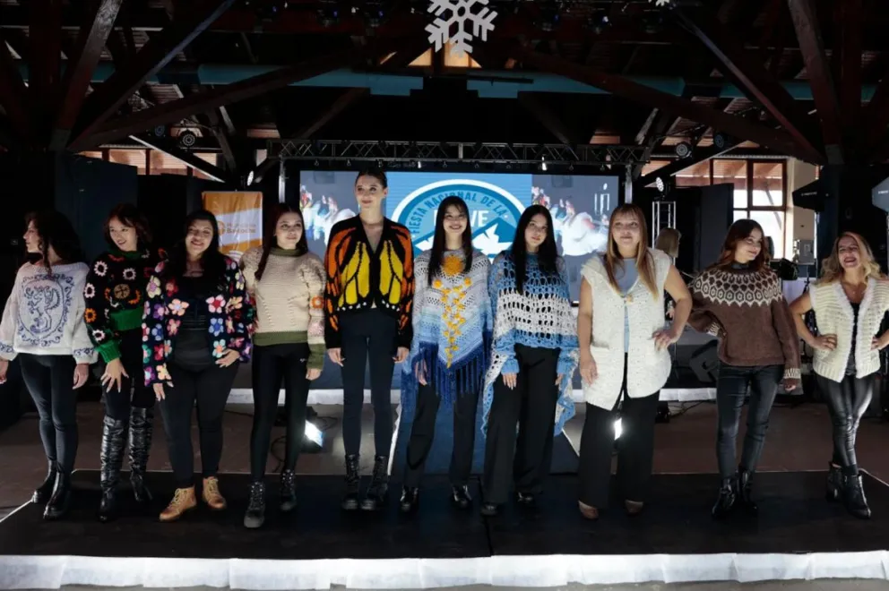 Las candidatas con en pleno desfile. Fotos Euge Neme 