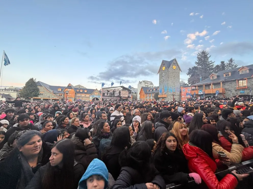 Una multitud llenará la plaza del Centro Cívico Foto Euge Neme 