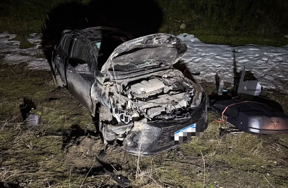 El siniestro ocurrió este sábado a la altura del kilómetro 2085 e involucró a un Toyota Yaris. Fotos La Angostura Digital.