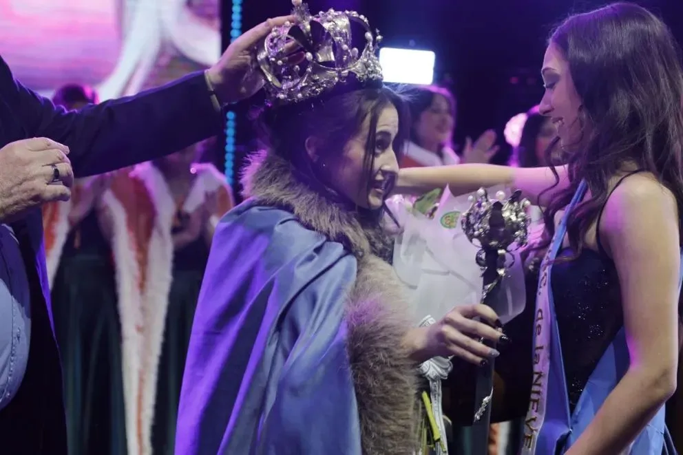 Agustina Rodríguez Vida al coronarse Reina de la Nieve en 2025. Foto archivo Eugenia Neme.