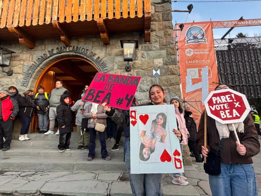 Familias y amigos llevaron carteles en apoyo de las postulantes. Fotos Eugenia Neme. 