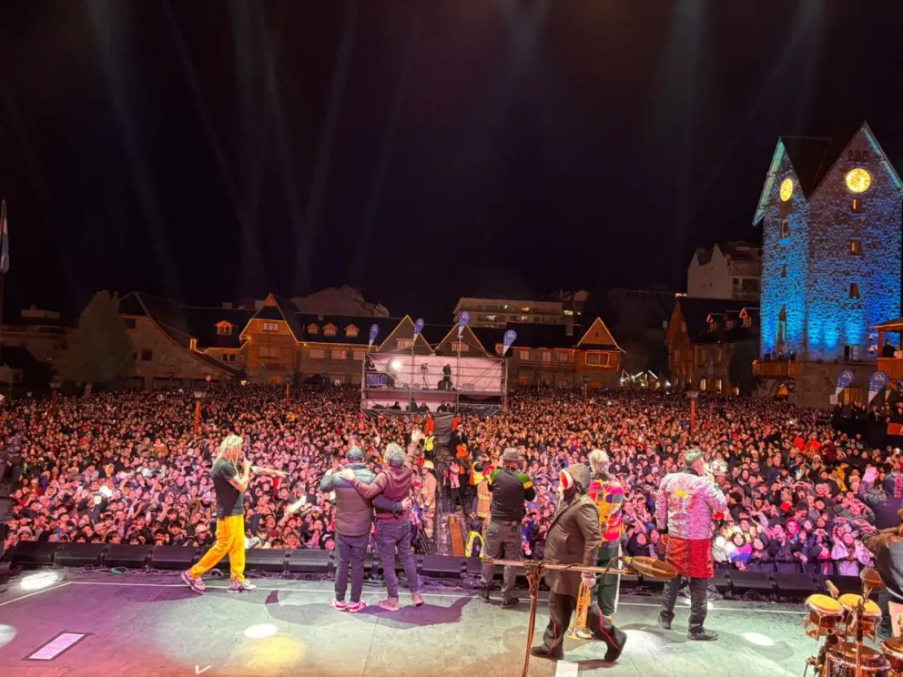 La banda regaló un cierre a pura fiesta. Fotos: Eugenia Neme  