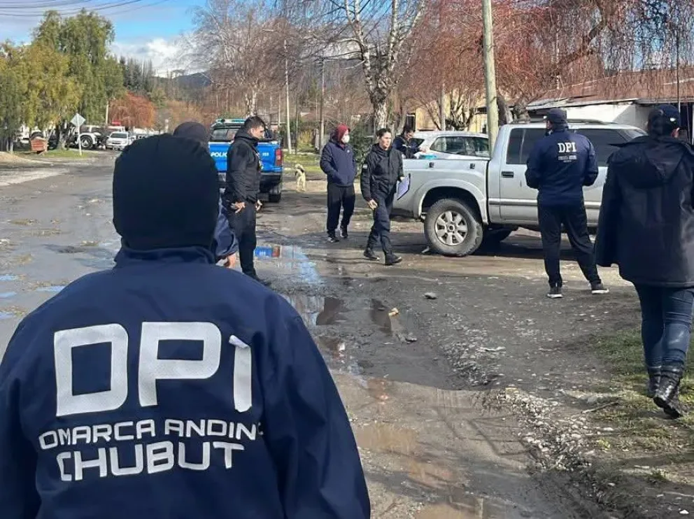 La investigación permitió llegar a un domicilio de El Bolsón donde se recuperó el dinero de la víctima. Foto Ahora Comarca.