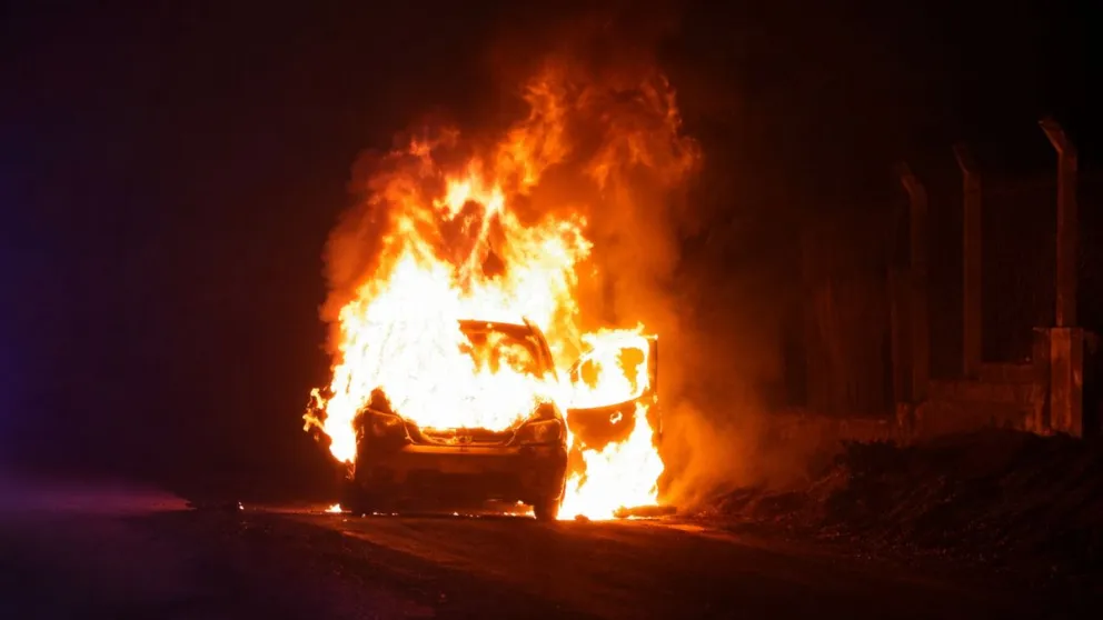 Se incendió un auto durante la madrugada de este miércoles. 