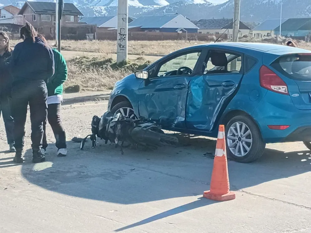 El conductor de la moto fue derivado al Hospital tras el fuerte choque con un auto.