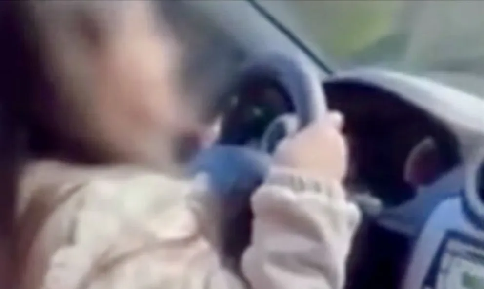 Indignación provocó la actitud del padre por dejar manejar a la niña de 9 años. 