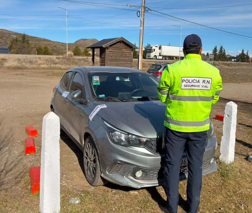 El Fiat Argo fue secuestrado durante un control de rutina realizado sobre la Ruta Nacional 40, en Dina Huapi.