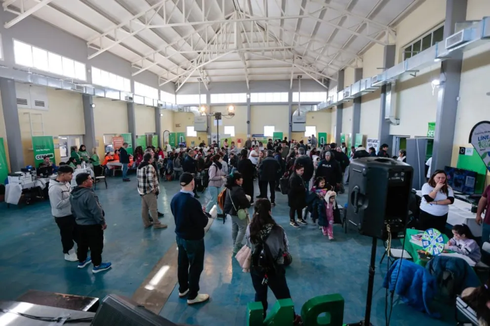 El salón de la Escuela del barrio Arrayanes se llenó de vecinos que se acercaron a realizar trámites gratuitos. Fotos: Eugenia Neme.