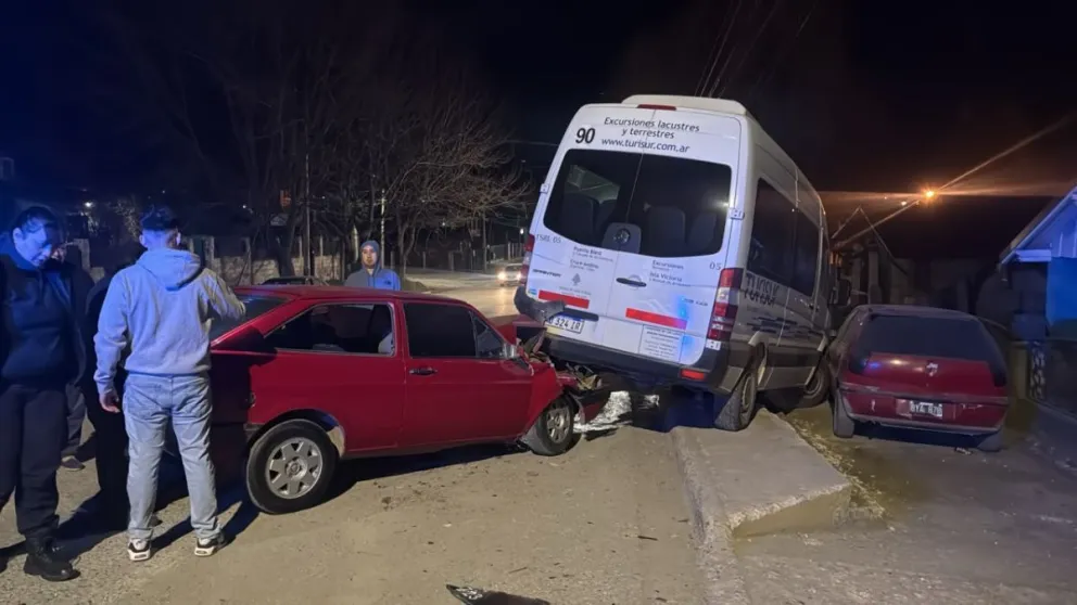 Circulaba alcoholizado chocó una camioneta estacionada que temrinó impactando a otro rodado en la vereda. 
