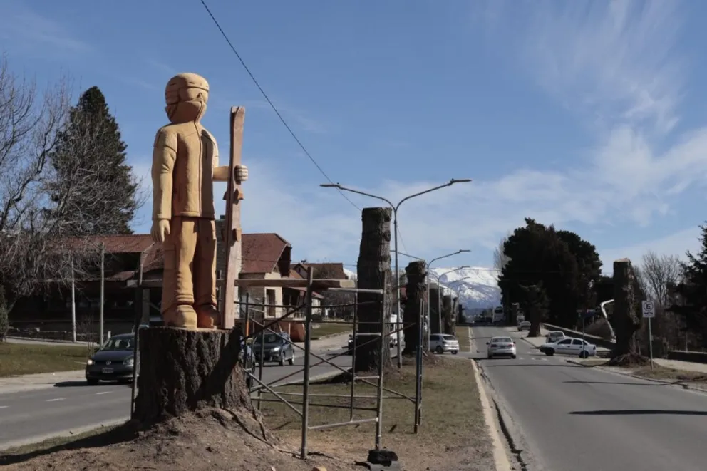 Así luce la escultura de madera del esquiador en la costanera de Bariloche. Fotos: Euge Neme.