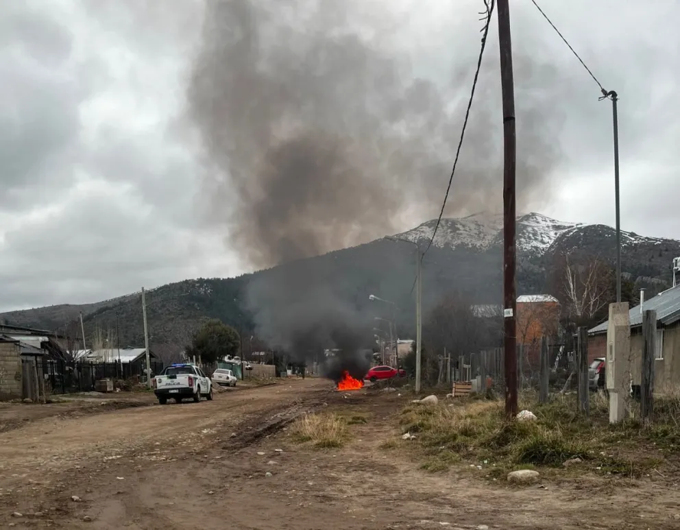 El fuego provocó una importante columna de humo.