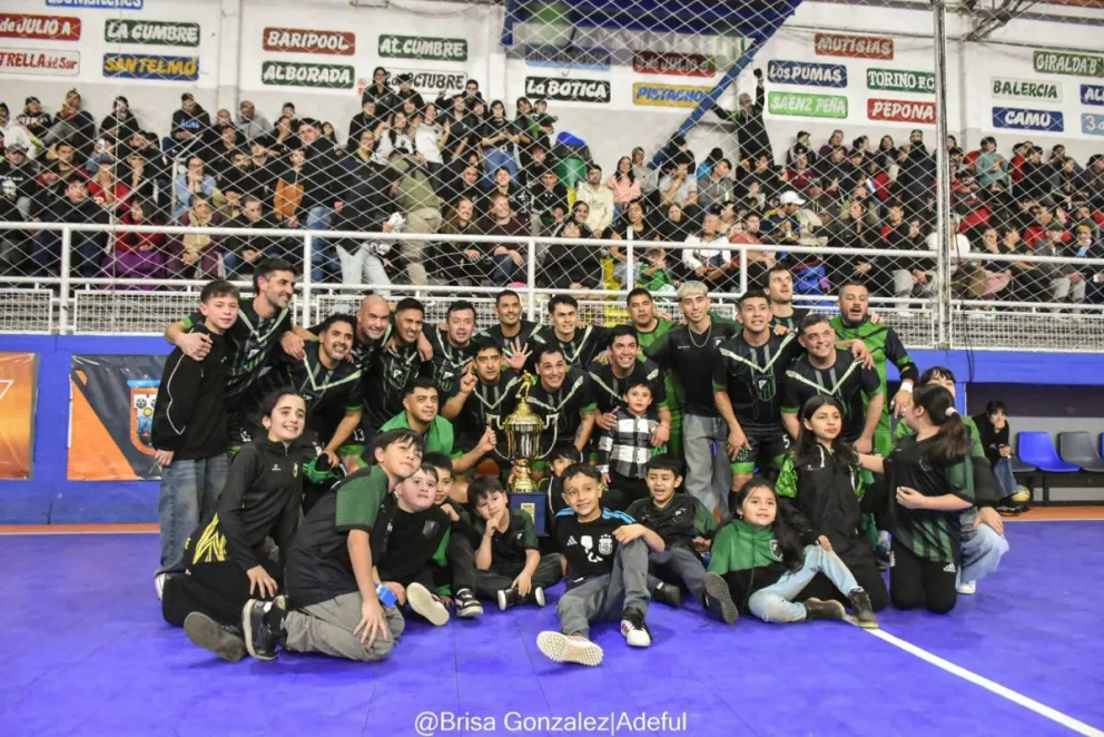 Atlético Cumbre consiguió el campeonato en categoría Senior. 