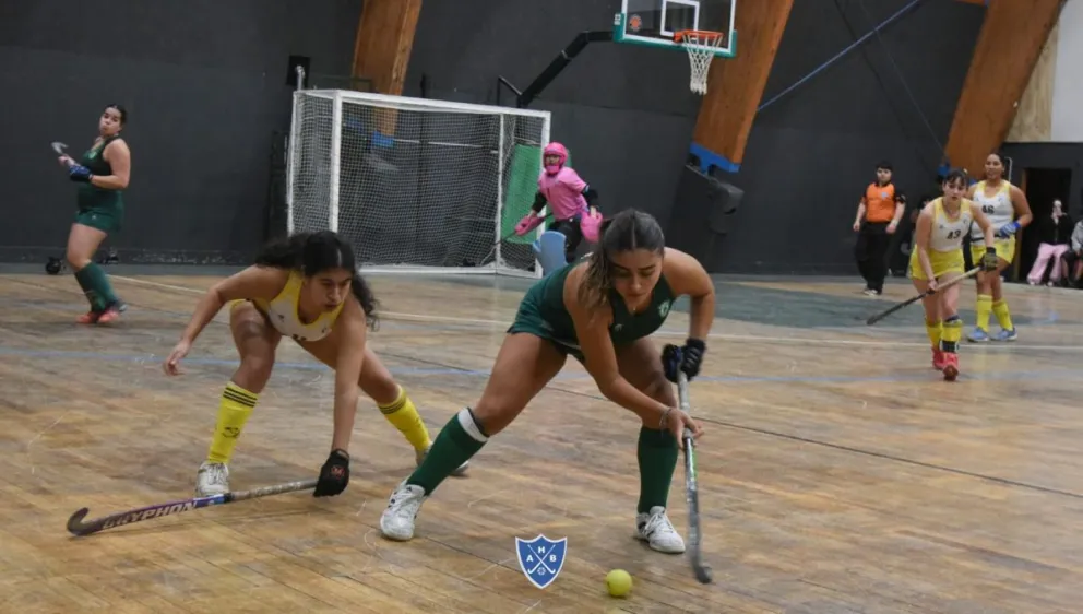 Pehuenes recibió a la Escuela Municipal en el Polideportivo “Roberto Vargas”. Fotos Asociación de Hockey Bariloche y Lagos del Sur.