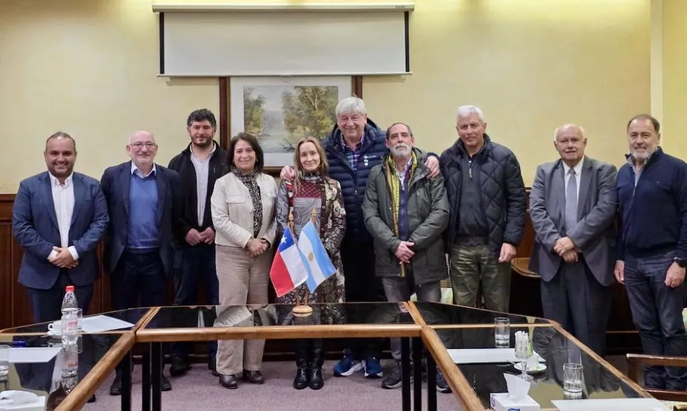 Encuentro de autoridades de Bariloche y Valdivia en Chile. 