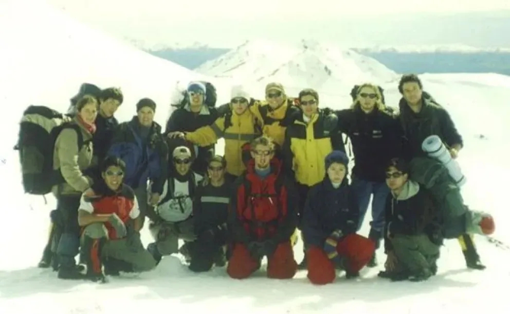 El grupo de estudiantes de la trágica excursión al Cerro Ventana durante la actividad. Foto: culturademontania.org.ar / en ANRoca.