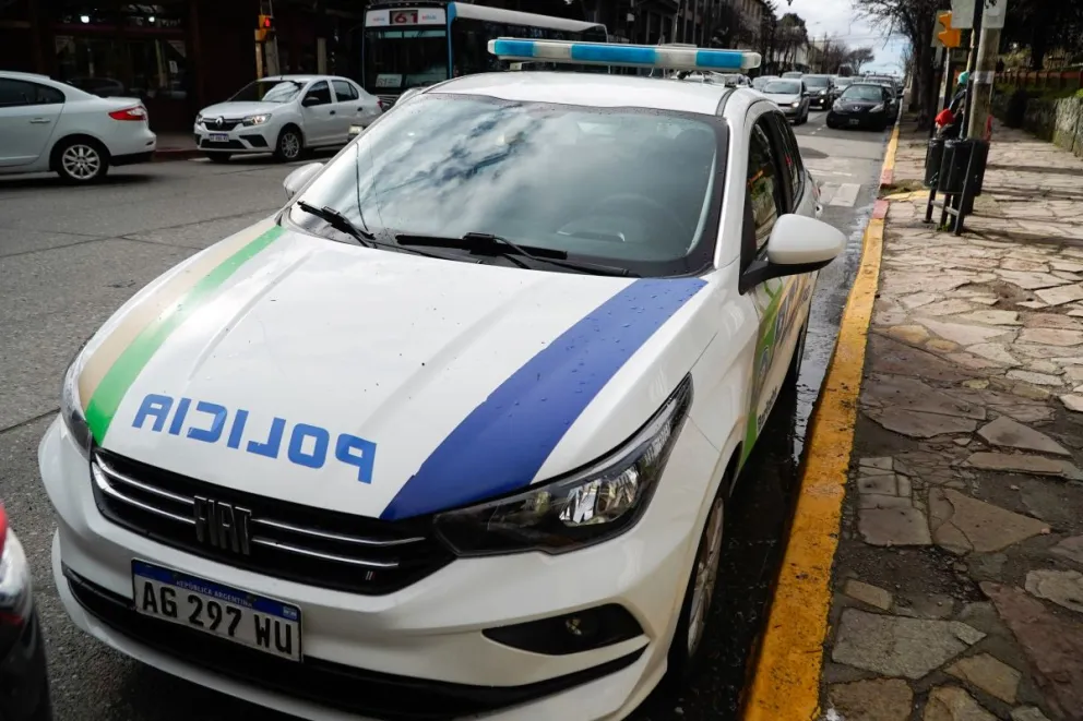 Rápido accionar policial para detener a dos sujetos que robaron elementos de una vivienda en calle Elordi. Foto: Facundo Pardo.