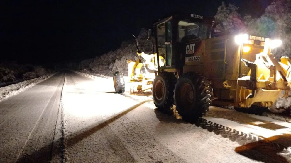 Se registran nevadas entre Mascardi y el Cañadón de la Mosca, equipos viales trabajan en el tramo. 