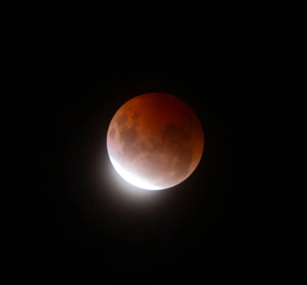 Impresionante fenómeno en el cielo barilochense protagonizado por la luna. Fotos: AstroPatagonia, Asoc. Aficionados a la Astronomía y Facu Pardo.