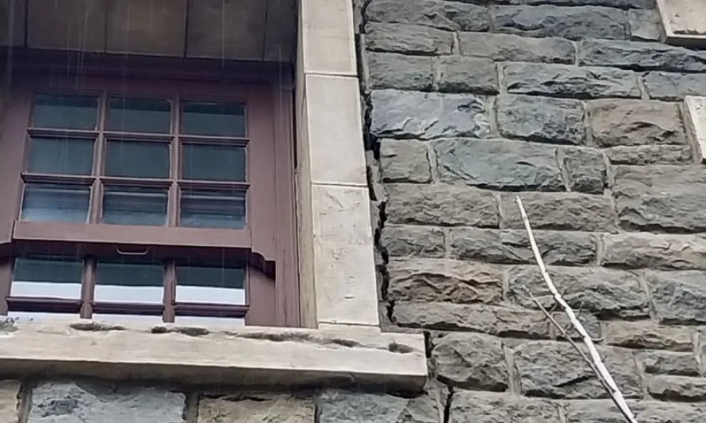 Las fisuras en el edificio de la Escuela 16 despertaron preocupación. 