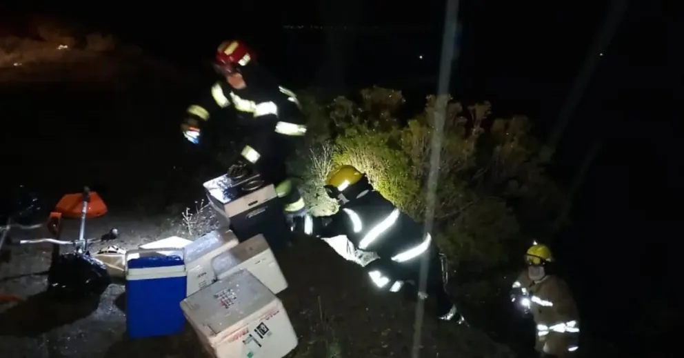 Volcó una camioneta que trasladaba sangre para transfusiones, cerca de Piedra del Águila. Fotos: Bomberos Piedra del Águila. 