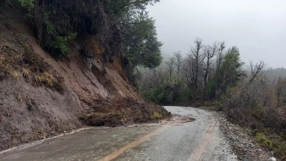 La lluvia provocaron el derrumbe de material en la zona de Cascada Los Alerces