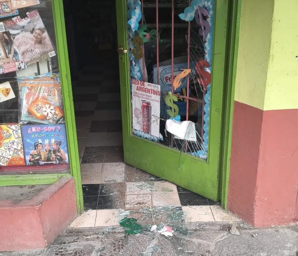 Así quedó la puerta después del ataque. 