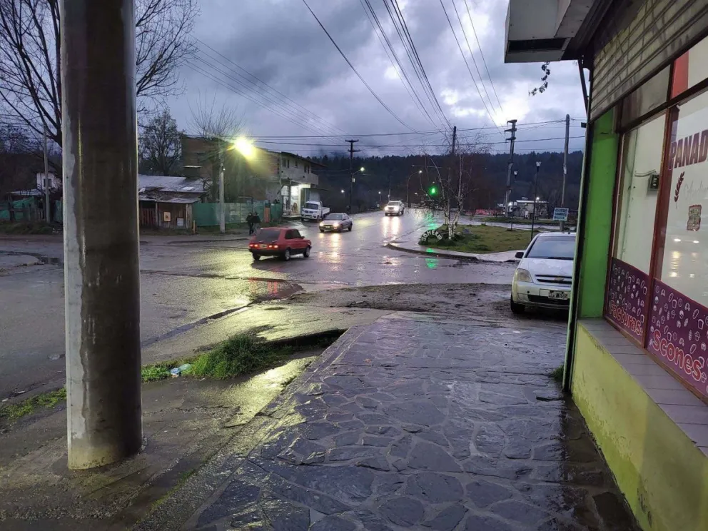 Esta es la esquina donde sucedieron los hechos. Foto Noticias del Bolsón 
