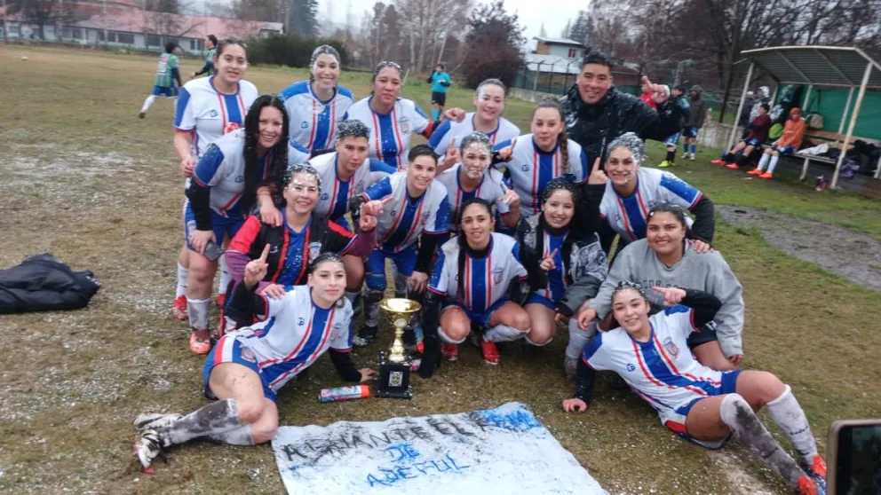 La selección de Adeful se trajo la copa de El Bolsón. Foto gentileza.