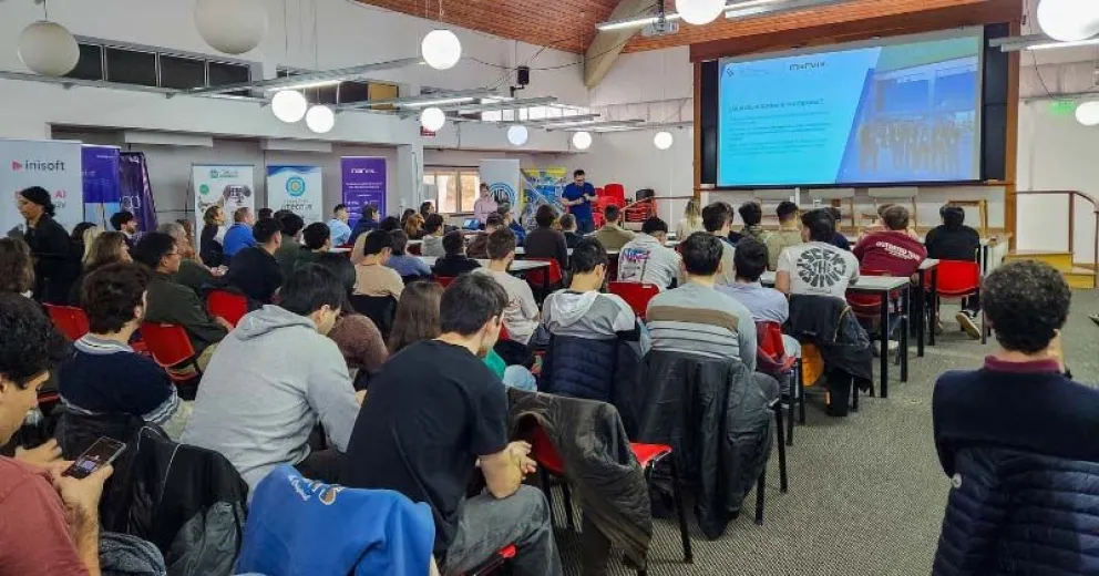 Los estudiantes tuvieron la oportunidad de realizar diálogos con representantes de las empresas. 