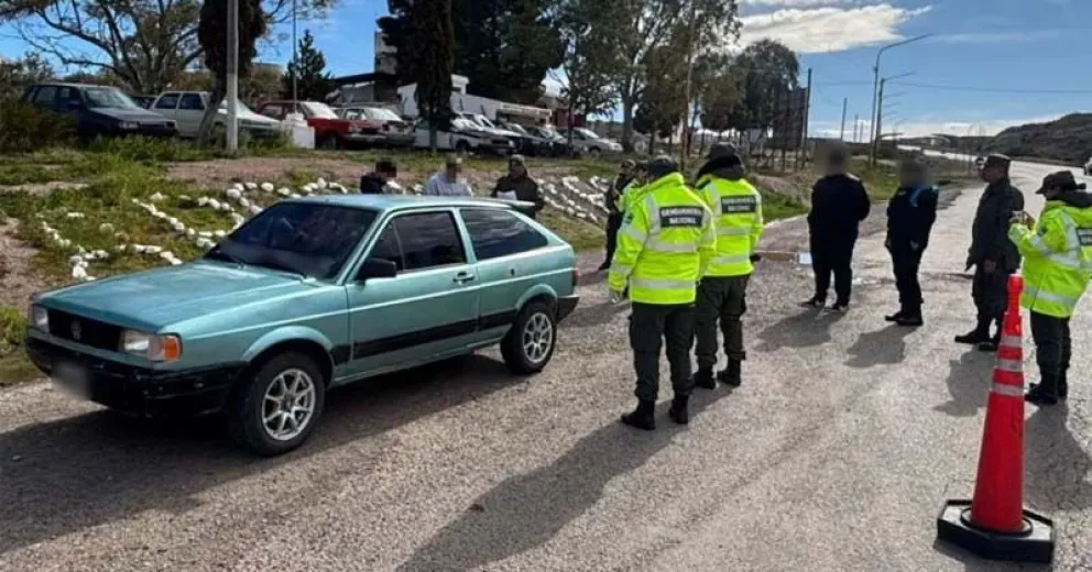 Encontraron droga, un arma y municiones en diversas partes del vehículo. 